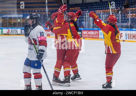 Heerenveen, Niederlande. 16 janvier 2024. HEERENVEEN, PAYS-BAS - NOVEMBRE 16 : la Chine célèbre un but lors du Championnat du monde féminin U18 à Thialf le 16 janvier 2024 à Heerenveen, pays-Bas (photo de Ricardo Veen/Orange Pictures) crédit : dpa/Alamy Live News Banque D'Images