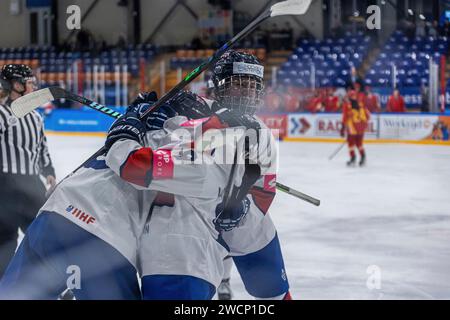 Heerenveen, Niederlande. 16 janvier 2024. HEERENVEEN, PAYS-BAS - NOVEMBRE 16 : la Grande Bretagne célèbre un but lors du Championnat du monde féminin des moins de 18 ans à Thialf le 16 janvier 2024 à Heerenveen, pays-Bas (photo de Ricardo Veen/Orange Pictures) crédit : dpa/Alamy Live News Banque D'Images