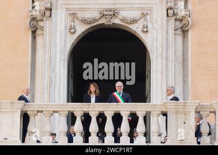 Rome, Italie. 16 janvier 2024. Paola Cortellesi et Roberto Gualtieri montrent la Lupa Capitolina au Campidoglio à Rome (image de crédit : © Matteo Nardone/Pacific Press via ZUMA Press Wire) À USAGE ÉDITORIAL SEULEMENT! Non destiné à UN USAGE commercial ! Banque D'Images