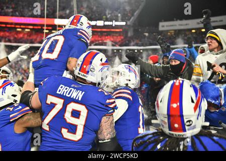 Orchard Park, New York, États-Unis. 15 janvier 2024. 15 janvier 2024 Buffalo Bills attaque célèbre un score de touchdown de Buffalo Bills Wide Receiver Khalil Shakir (10) lors de Pittsburgh Steelers vs Buffalo Bills à Orchard Park, NY. Jake Mysliwczyk/AMG Media (image de crédit : © Jake Mysliwczyk/BMR via ZUMA Press Wire) USAGE ÉDITORIAL SEULEMENT! Non destiné à UN USAGE commercial ! Banque D'Images