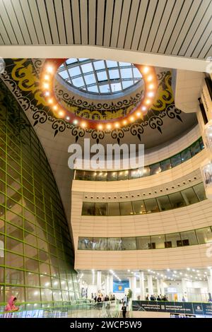 Intérieur de l'aéroport d'Astana, architecture et design dans la capitale kazakhe aéroport d'Astana, Kazakhstan. Éléments de conception traditionnels dans l'architecture aéroportuaire Banque D'Images