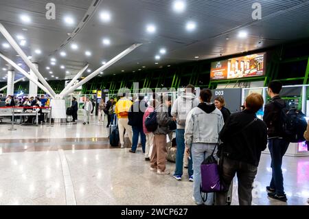 Passagers voyageurs en attente dans la file aux portes, départ d'un vol intérieur à Astana aéroport Kazakhstan Banque D'Images