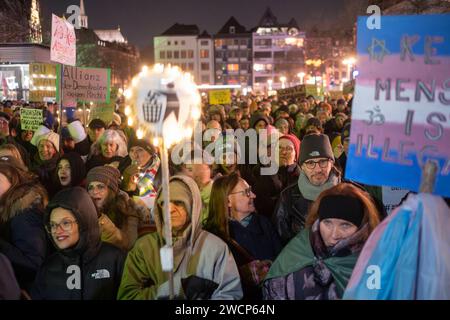 Bis zu 30,000 Menschen haben sich nach Angaben der Polizei Köln am Diensagabend dem 16.01.2024 auf dem Heumarkt versalmelt, UM gegen die AfD zu demonstrieren. Die Erwartungen der Organisatoren wurden angesichts dieses Massenandrangs um ein Vielfaches übertroffen. *** Selon la police de Cologne, jusqu'à 30 000 personnes se sont rassemblées mardi soir sur le Heumarkt pour manifester contre l'AfD. Les attentes des organisateurs ont été dépassées de nombreuses fois en raison de cette participation massive. Nordrhein-Westfalen Deutschland, Allemagne Demo Koeln014 Banque D'Images