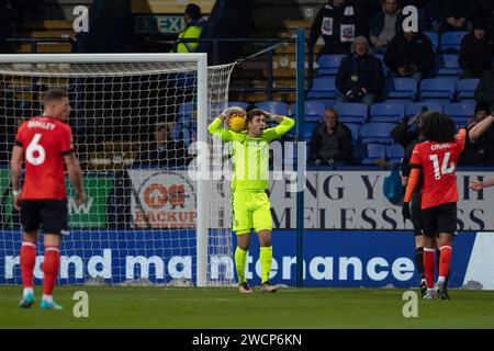 Nathan Baxter #1 (GK) de Bolton Wanderers lors du match de rediffusion du troisième tour de la FA Cup entre Bolton Wanderers et Luton Town au Toughsheet Stadium, Bolton, le mardi 16 janvier 2024. (Photo : Mike Morese | MI News) crédit : MI News & Sport / Alamy Live News Banque D'Images