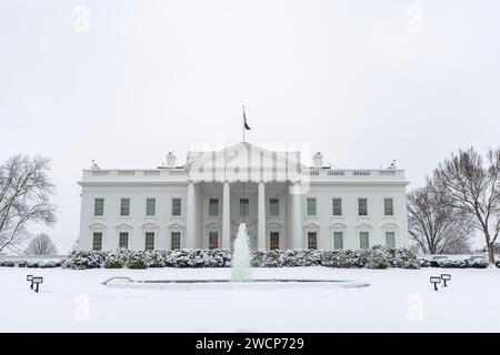 Washington, États-Unis. 16 janvier 2024. Le portique nord de la Maison Blanche recouvert par Fresh show, le 16 janvier 2024 à Washington, DC la plus grosse chute de neige en plus de deux ans est tombée sur la ville fermant des écoles et des commerces. Crédit : Adam Schultz/White House photo/Alamy Live News Banque D'Images