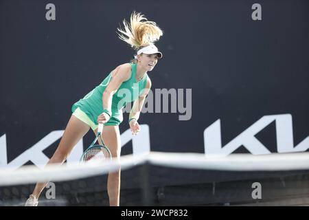 16 janvier 2024 : Melbourne, Victoria, Australie. Tournoi de tennis Open d'Australie, jour 3 : la Britannique Katie Boulter sert au Chinois Yue Yuan Banque D'Images