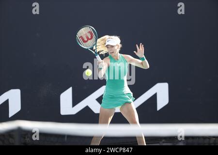 16 janvier 2024 : Melbourne, Victoria, Australie. Tournoi de tennis Open d'Australie, jour 3 : la Britannique Katie Boulter revient à la chinoise Yue Yuan Banque D'Images