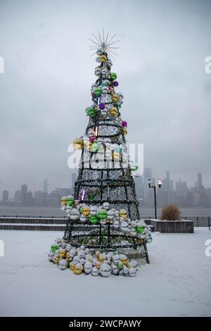 New York City, NY, États-Unis. 16 janvier 2024. La neige accumulée est vue dans la ville de Jersey City dans le New Jersey aux États-Unis, ce mardi 16. C'est le montant accumulé le plus élevé après 701 jours. (Image de crédit : © William Volcov/ZUMA Press Wire) USAGE ÉDITORIAL SEULEMENT! Non destiné à UN USAGE commercial ! Banque D'Images