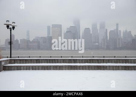 New York City, NY, États-Unis. 16 janvier 2024. La neige accumulée est vue dans la ville de Jersey City dans le New Jersey aux États-Unis, ce mardi 16. C'est le montant accumulé le plus élevé après 701 jours. (Image de crédit : © William Volcov/ZUMA Press Wire) USAGE ÉDITORIAL SEULEMENT! Non destiné à UN USAGE commercial ! Banque D'Images