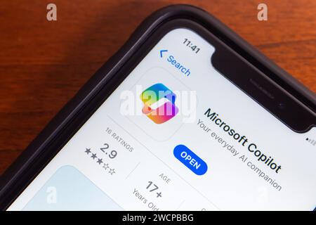 Vancouver, CANADA - janvier 2 2024 : application Microsoft CoPilot vue dans l'App Store sur l'écran de l'iPhone. CoPilot est un chatbot développé par MS Banque D'Images