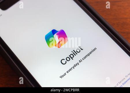 Vancouver, CANADA - janvier 2 2024 : application Microsoft CoPilot visible sur l'écran d'un iPhone. CoPilot est un chatbot développé par MS Banque D'Images