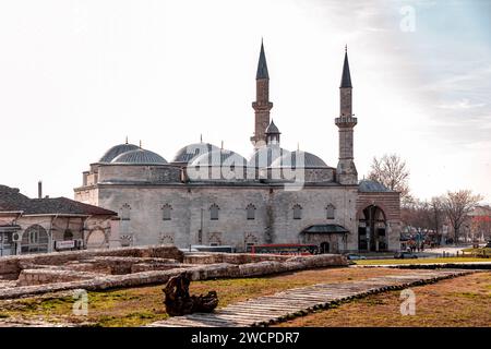 Edirne, Turkiye - 14 janvier 2024 : l'Eski Cami, la vieille mosquée construite au 15e siècle dans le centre d'Edirne, une capitale de l'Empire ottoman, T Banque D'Images