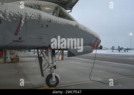 Un avion de soutien aérien rapproché A-10C Thunderbolt II est montré stationné sur la ligne de vol pendant une tempête hivernale à la Selfridge Air National Guard base, Michigan, le 11 janvier 2024. Avion de la 127th Wing, Michigan Air National Guard, « Stand Ready » pour soutenir l'entraînement et les missions opérationnelles dans toutes les conditions à Selfridge Air National Guard base. (Photo de la Garde nationale aérienne américaine par Tom Demerly) Banque D'Images