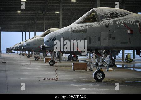 A-10C Thunderbolt II sont stationnés sur la ligne de vol pendant une tempête hivernale à la base de la Garde nationale de Selfridge Air, Michigan, le 11 janvier 2024. Avion de la 127th Wing, Michigan Air National Guard, « Stand Ready » pour soutenir l'entraînement et les missions opérationnelles dans toutes les conditions à Selfridge Air National Guard base. (Photo de la Garde nationale aérienne américaine par Tom Demerly) Banque D'Images