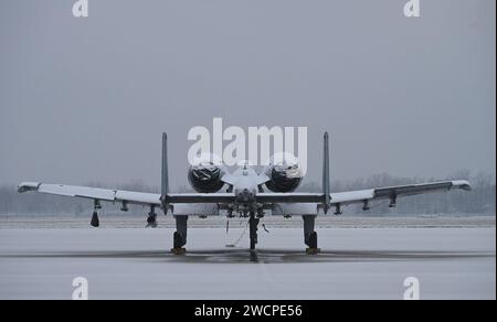 Un avion de soutien aérien rapproché A-10C Thunderbolt II est montré stationné sur la ligne de vol pendant une tempête hivernale à la Selfridge Air National Guard base, Michigan, le 11 janvier 2024. Les avions sont prêts à soutenir les missions de formation et les missions opérationnelles dans toutes les conditions à la base aérienne de la Garde nationale de Selfridge. (Photo de la Garde nationale aérienne américaine par Tom Demerly) Banque D'Images