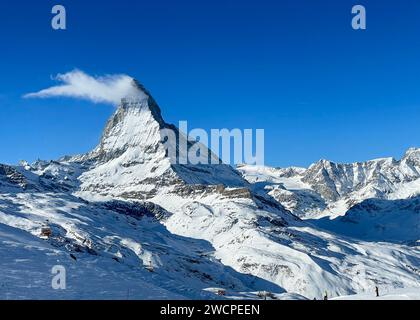 Emblématique montagne Matterhorn vue de Zermatt station de ski. Banque D'Images
