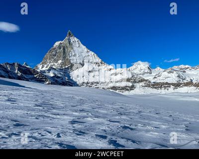 Paysage de montagne d'hiver, les Alpes vues en Suisse. Banque D'Images