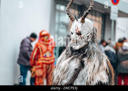 Processions de carnaval en Allemagne.costumes et personnages de carnaval. Costumes de monstre de Krampus sur fond de rue.processions de costume d'hiver sur le Banque D'Images