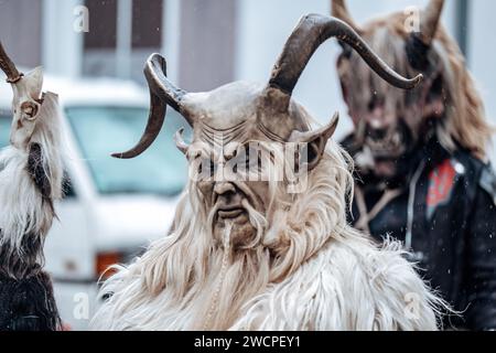 Démon Krampus sur fond de rue flou.processions de carnaval en Allemagne. Costumes de carnaval et personnages.processions de costumes d'hiver dans les rues Banque D'Images