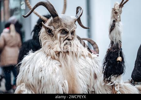 Costumes de monstre de Krampus sur fond de rue.processions de carnaval en Allemagne.costumes de carnaval et personnages.processions de costume d'hiver sur le Banque D'Images