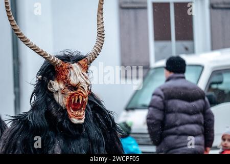 Démon Krampus sur fond de rue flou.processions de carnaval en Allemagne. Costumes et personnages de carnaval. Banque D'Images