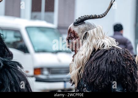 Démon Krampus sur fond de rue flou.processions de carnaval en Allemagne. Costumes et personnages de carnaval. Fête culturelle traditionnelle Banque D'Images