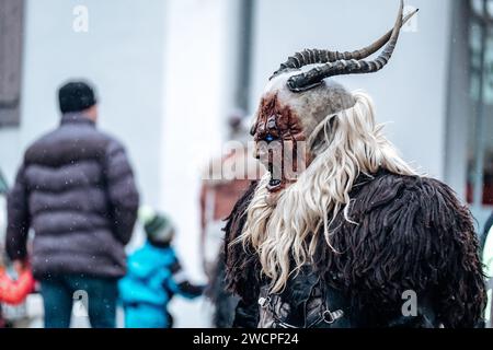 Krampus demon.Carnival processions en Allemagne. Costumes de carnaval et personnages.processions de costumes d'hiver dans les rues de l'Europe.visage démon de Banque D'Images