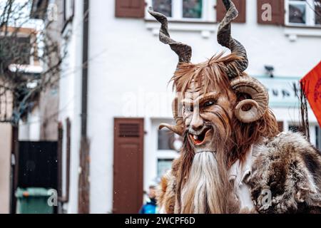 Costumes de monstre de Krampus sur fond de rue.processions de carnaval en Allemagne.costumes de carnaval et personnages.processions de costume d'hiver sur le Banque D'Images