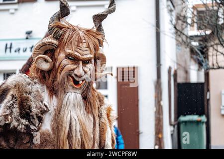 Costumes de monstre Krampus sur fond de rue.processions de carnaval en Allemagne.costumes et personnages de carnaval. Banque D'Images