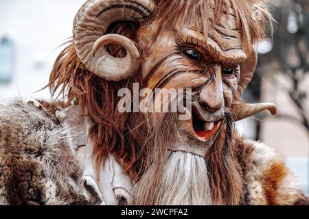 Costume de monstre de Krampus.processions de carnaval en Allemagne.costumes et personnages de carnaval.processions de costume d'hiver dans les rues de l'Europe Banque D'Images