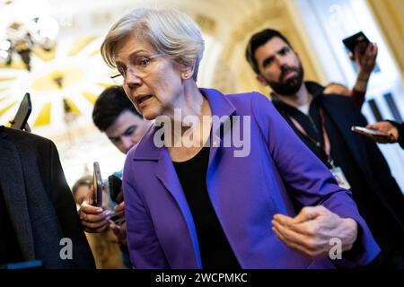 Washington, États-Unis. 16 janvier 2024. La sénatrice Elizabeth Warren (D-ma) s'adresse aux médias au Capitole des États-Unis, à Washington, DC, le mardi 16 janvier, 2024. (Graeme Sloan/Sipa USA) crédit : SIPA USA/Alamy Live News Banque D'Images