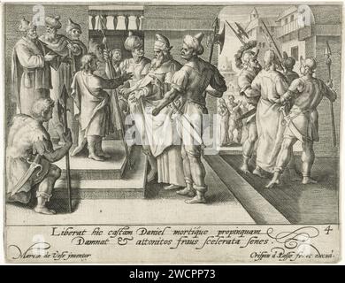 Daniël condamne les anciens, Crispijn van de passe (I), après Maerten de vos, 1574 - 1637 imprimé dans la salle d'audience, Daniël accuse les anciens de Meineed. Il le prouve en les interrogeant chacun séparément. Ils sont reconnus coupables et emmenés. Dans la marge, une légende bidirectionnelle en latin. Quatrième tirage d'une série de six sur l'histoire de Susanna. La gravure sur papier anversois Daniel expose les aînés comme des trompeurs Banque D'Images