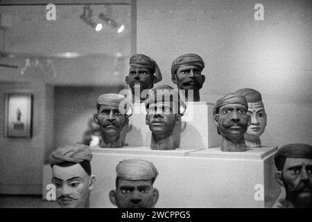 Décembre 2023 - Peabody Essex Museum - Salem, Massachusetts. Plusieurs têtes sculptées en argile reposent sur une table en bois dans une exposition sud-asiatique Banque D'Images