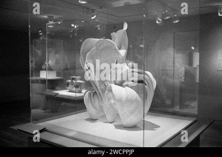 Décembre 2023 - Peabody Essex Museum - Salem, Massachusetts. Une sculpture en céramique japonaise sous la forme d'une fleur en fleurs dans un boîtier en verre exposé. IMAG Banque D'Images