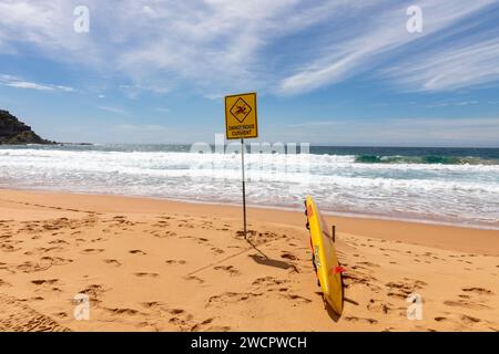 Palm Beach à Sydney, l'une des célèbres plages du nord de Sydney, panneau de plage conseillant le courant dangereux ne nagez pas dans l'océan, Australie,2024 Banque D'Images