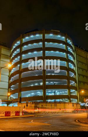 Vue de nuit de la partie cylindrique du Sunshine Cargo Centre, un bâtiment industriel de 1982 à Kowloon Bay, une ancienne zone industrielle de Hong Kong，Chine Banque D'Images