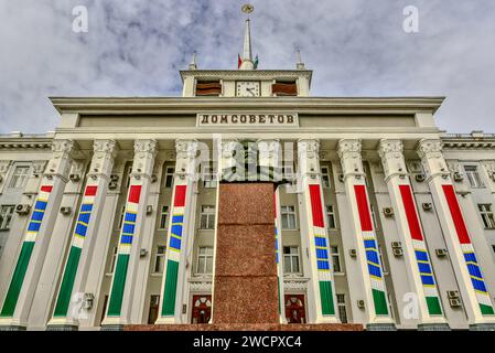 Buste de Lénine à l'hôtel de ville de Tiraspol alias Maison des Soviets, un bâtiment construit dans le style de l'Empire stalinien. Tiraspol, Transnistrie, Moldavie Banque D'Images
