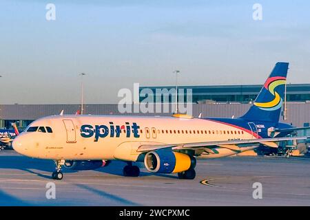 Washington, DC, États-Unis. 16 janvier 2024. Vue de Spirit Airlines avion en tant que juge fédéral à Boston bloque une fusion de 3,8 milliards de dollars JetBlue et spirt compagnies aériennes le 16 janvier 2024 à Washington, DC Credit : Mpi34/Media Punch/Alamy Live News Banque D'Images