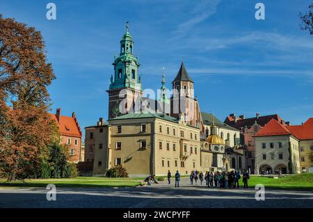 Complexe de la cathédrale de Wawel sur la colline de Wawel à Crakow, en Pologne, à la frontière orientale du catholicisme. Banque D'Images