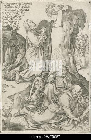 Christ dans le Hof van Getsemane, Adriaen Huybrechts (I), d'après Martin Schongauer, 1584 imprimer Christ prie à genoux et garde les yeux concentrés sur un ange. Au premier plan, Pierre endormi, James et John. À droite approche de Judas avec une poche d'argent et des soldats derrière lui. En haut à gauche un texte en latin. Papier anversois gravant la prière du Christ dans le jardin de Gethsémani pendant la nuit. dormir ; inconscience Banque D'Images