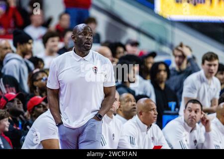 Raleigh, Caroline du Nord, États-Unis. 16 janvier 2024. L'entraîneur adjoint Kareem Richardson prend le contrôle lors de la seconde mi-temps contre la forêt de Wake dans le match de basket-ball ACC au PNC Arena de Raleigh, NC. (Scott Kinser/CSM) (image de crédit : © Scott Kinser/Cal Sport Media). Crédit : csm/Alamy Live News Banque D'Images