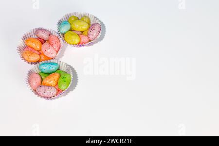 Colofrul fèves de gelée de Pâques dans des gobelets en papier Banque D'Images