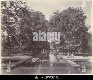 Shalimar Bagh à Srinagar, Jammu-et-Cachemire, Inde, Samuel Bourne, 1864 photographie BAGH est un jardin. Les jardins Mogol à Srinagar ont toujours été un endroit populaire pour les photographes et les touristes. Bourne a pris cette photo des célèbres jardins Shalimar, construits par le Mogolkeizer Jahangir pour sa femme Nur Jahan en 1619. Trois hommes à droite. Srinagar papier albumen imprimer jardin Shalimar Bagh. Srinagar Banque D'Images