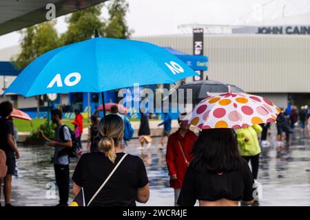 Melbourne, Australie. 17 janvier 2024. Tennis : Grand Chelem - Open d'Australie. Les visiteurs se promènent sur le terrain du tournoi avec des parapluies sous la pluie. Crédit : Frank Molter/dpa/Alamy Live News Banque D'Images