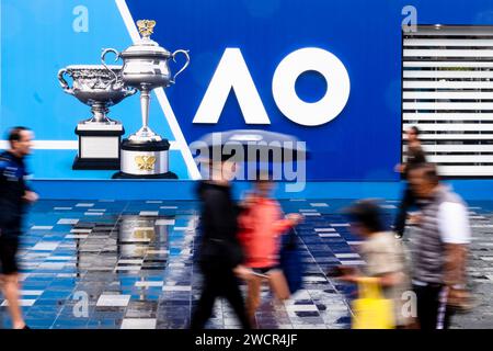 Melbourne, Australie. 17 janvier 2024. Tennis : Grand Chelem - Open d'Australie. Les visiteurs se promènent sur le terrain du tournoi avec des parapluies sous la pluie. Crédit : Frank Molter/dpa/Alamy Live News Banque D'Images