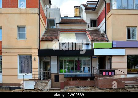 Tver, petits bâtiments colorés sur Radishchev Boulevard Banque D'Images