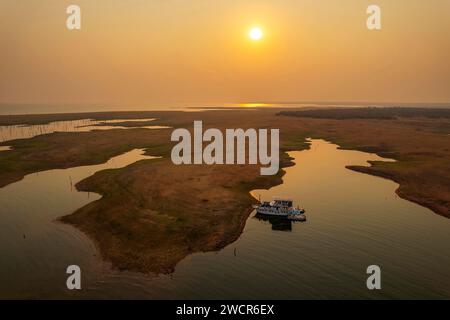 Une péniche peut être vue sur cette image aérienne du lac Kariba, Zimbabwe. Banque D'Images