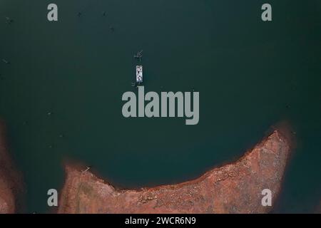 Un bateau vu d'en haut sur le lac Kariba du Zimbabwe. Banque D'Images