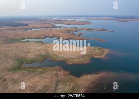 Un bateau vu d'en haut sur le lac Kariba du Zimbabwe. Banque D'Images