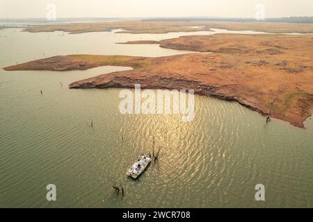 Un bateau vu d'en haut sur le lac Kariba du Zimbabwe. Banque D'Images